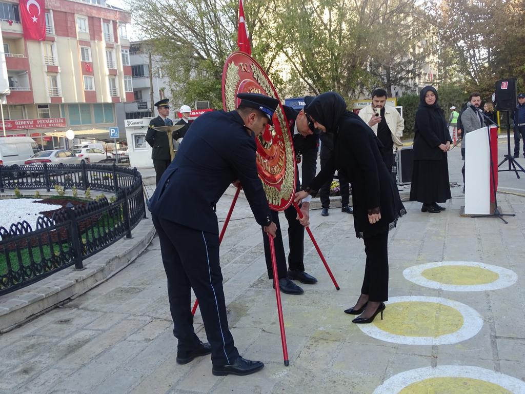 Cumhuriyetimizin kurucusu Gazi Mustafa Kemal Atatürk'ün ebediyete irtihalinin 85.yıl dönümünde Atatürk Anıtında Çelenk Sunma Töreni gerçekleştirildi