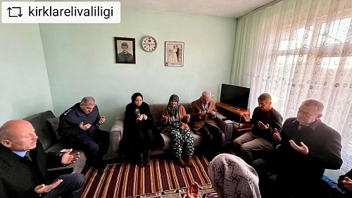 Valimiz Sn.Uğur TURAN, aziz şehidimiz Erkan Koç’un bizlere en değerli emaneti olan baş tacımız ailesini Tozaklı Köyü’nde ikametlerinde ziyaret etti.