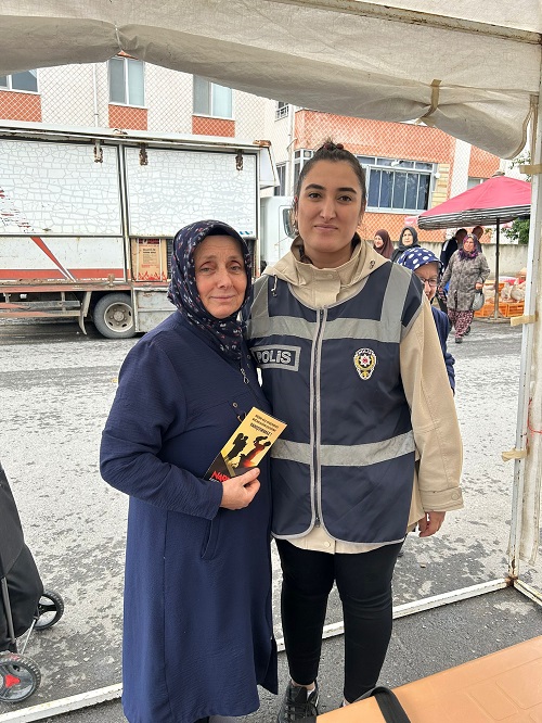 Emniyet Müdürlüğümüz görevlilerince Kapalı Pazar Yerinde bilgilendirme broşürü dağıtımı yapılmıştır.