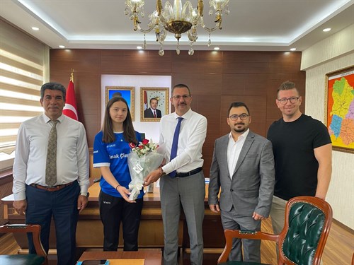 Kaymakamımız Sayın Enver ÖZDERİN şampiyonları makamında ağırladı.