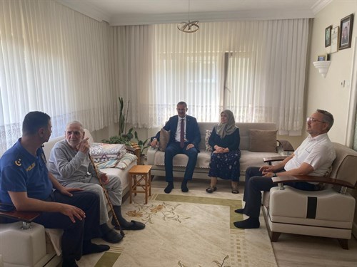 Kaymakamımız Sayın Enver ÖZDERİN Şehidimizin kıymetli ailesi ve kıymetli gazimizi ziyarette bulundu.